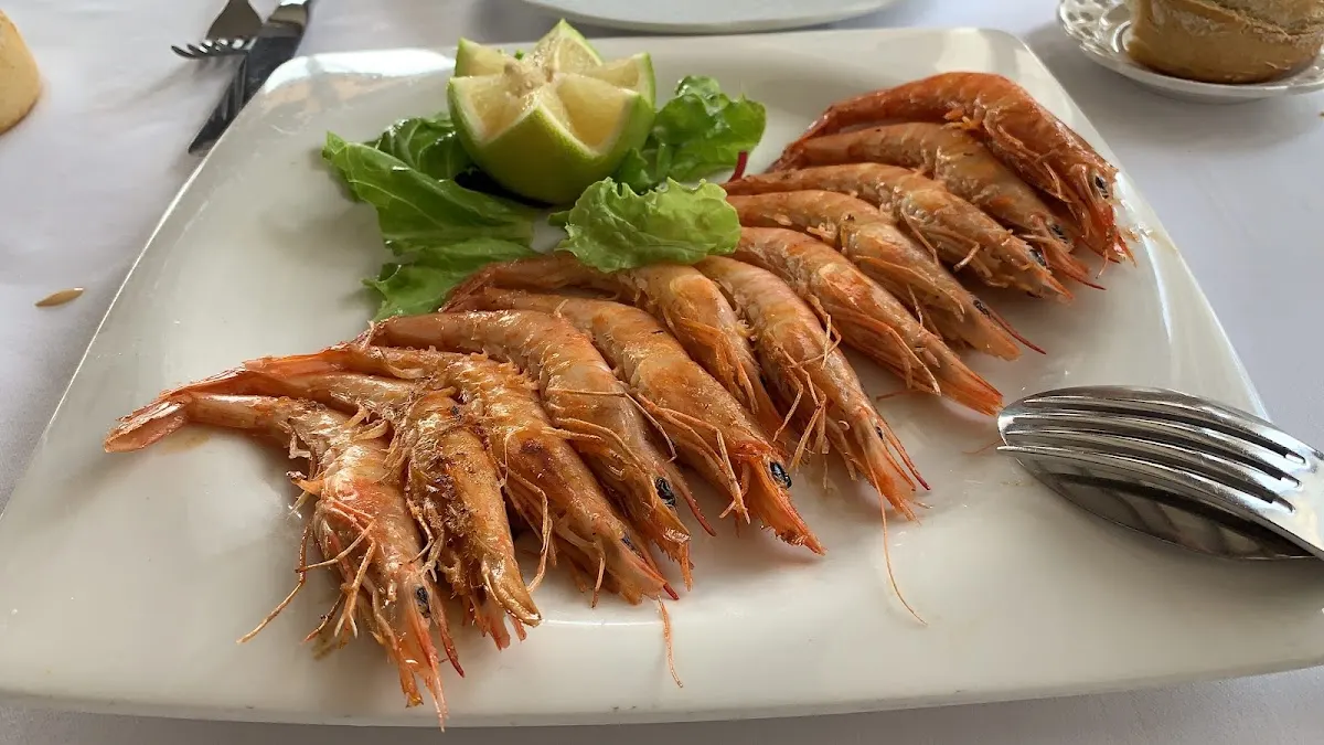 Plato de langostinos con guarnición servido en Garai Jatetxea.