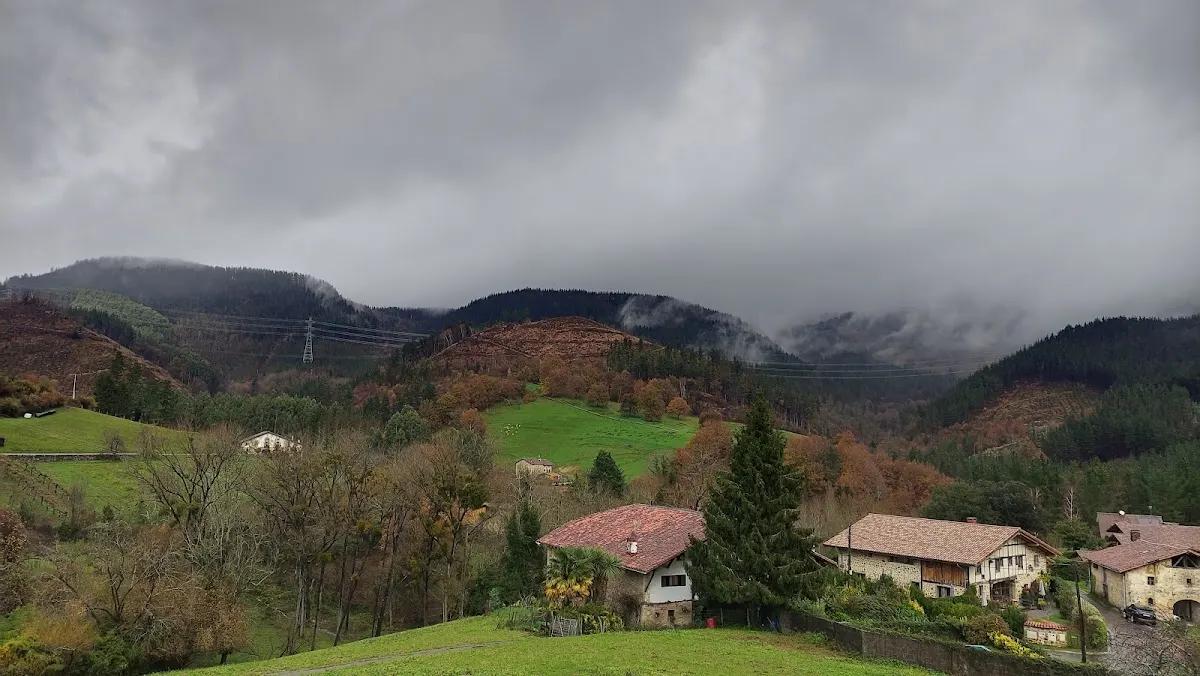 Vista de caseríos y montes verdes en el entorno de Garai Jatetxea.