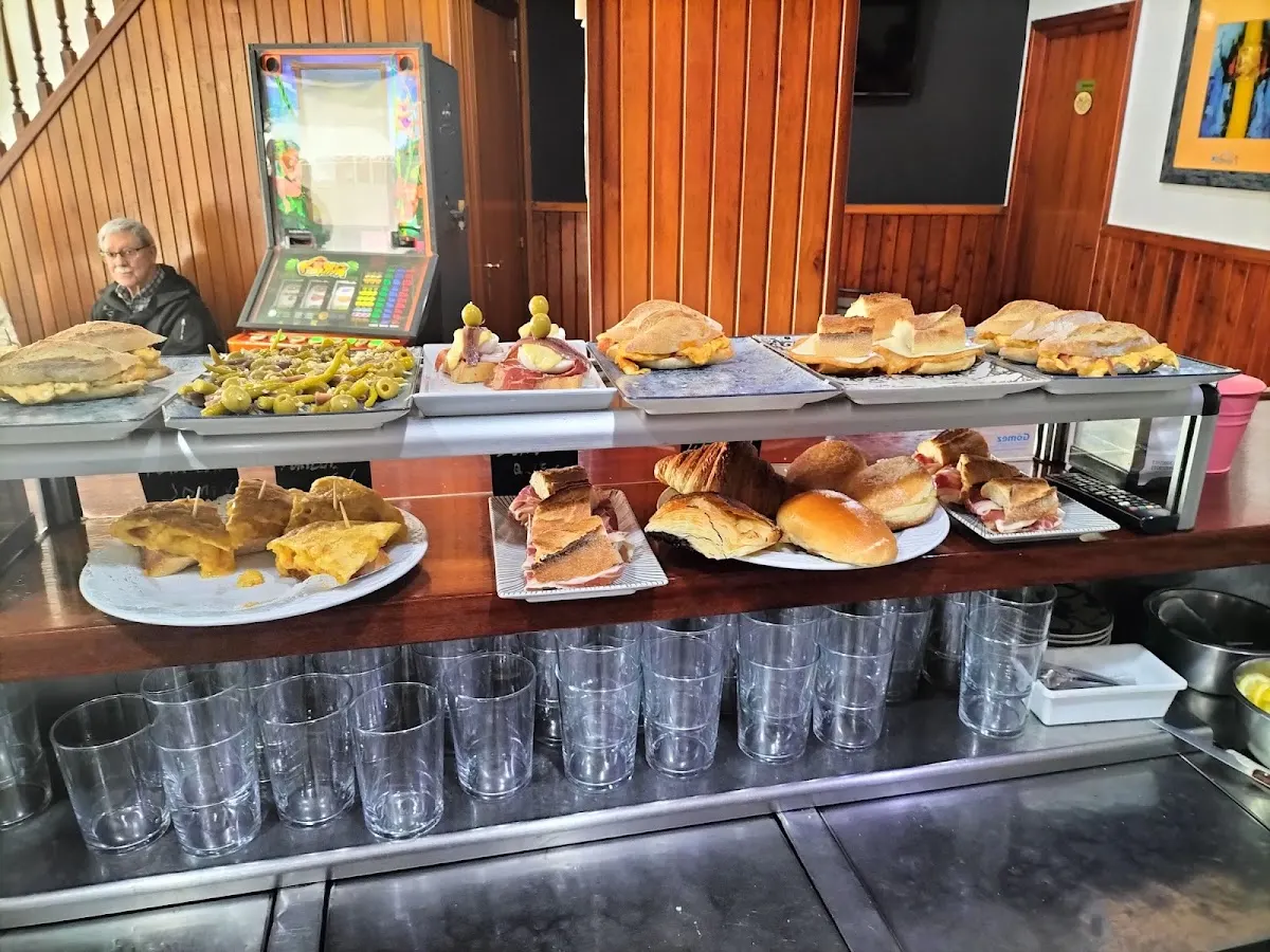 Mostrador de Restaurante Gazte-Leku con pinchos, bocadillos y otros platos preparados.