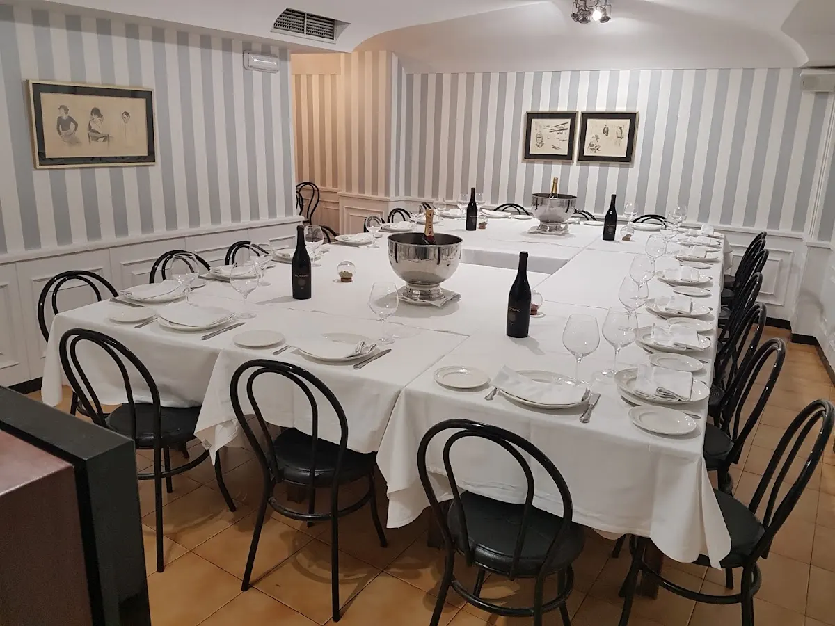 Comedor de Restaurante Gaztelua preparado con mesas para una comida o celebración