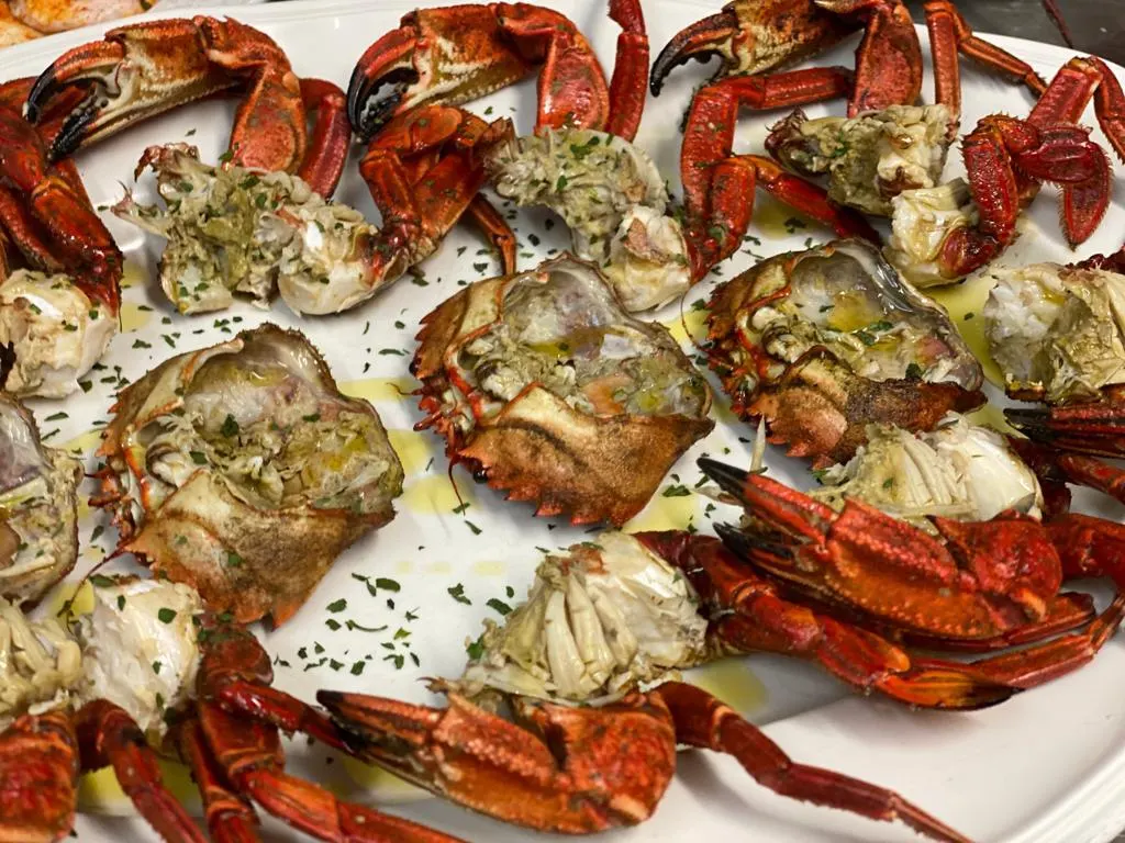 Plato de marisco con centollos y otros crustáceos