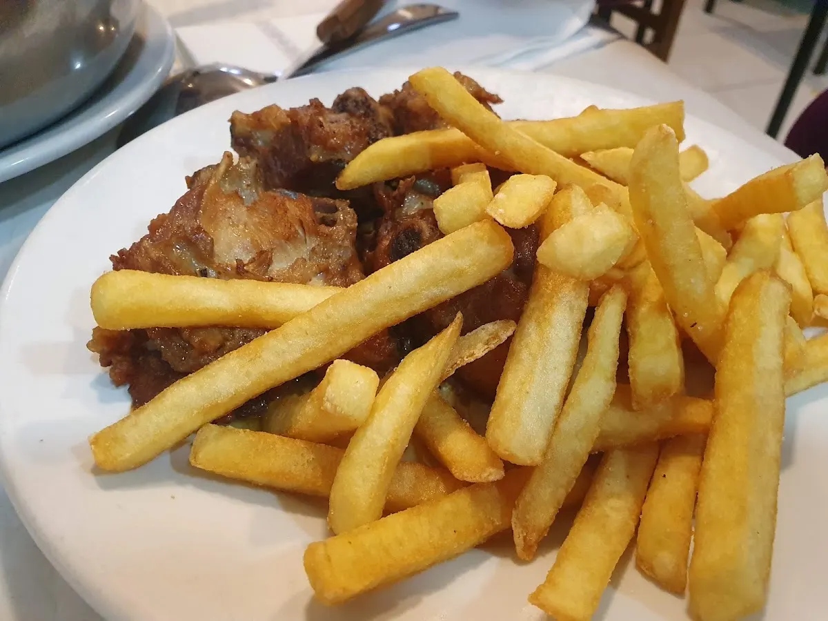 Plato de carne con patatas fritas en Restaurante Hambre