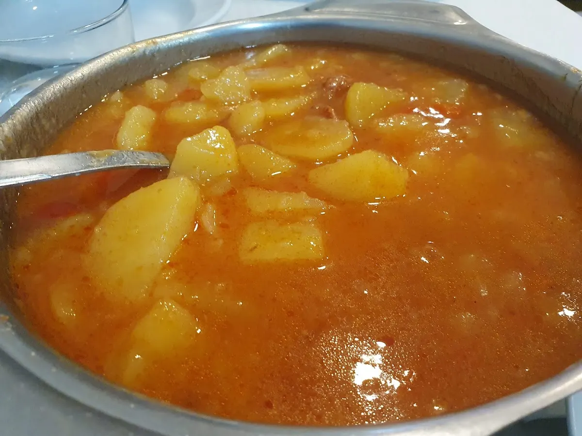 Cazuela de guiso de patatas en Restaurante Hambre
