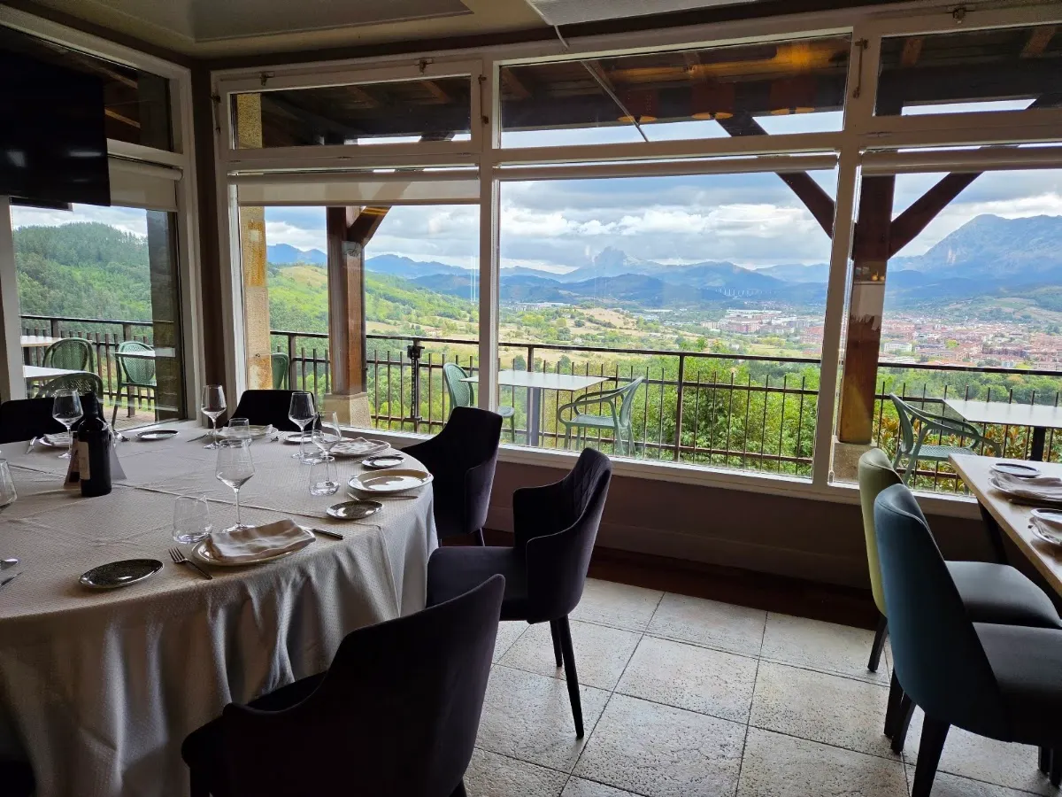 Comedor de Restaurante Ikuspegi Berria con vistas al Duranguesado