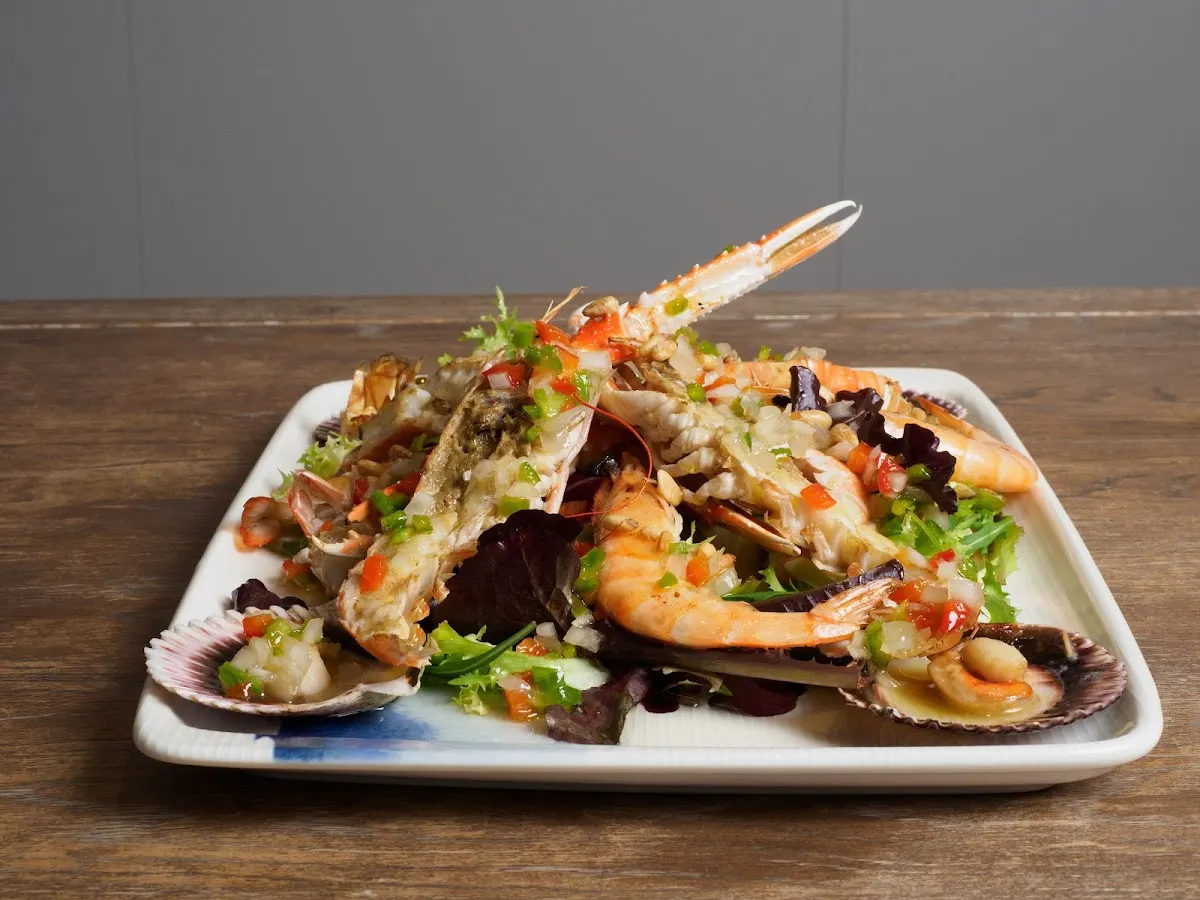 Plato de marisco y ensalada servido en Restaurante Ikuspegi Berria