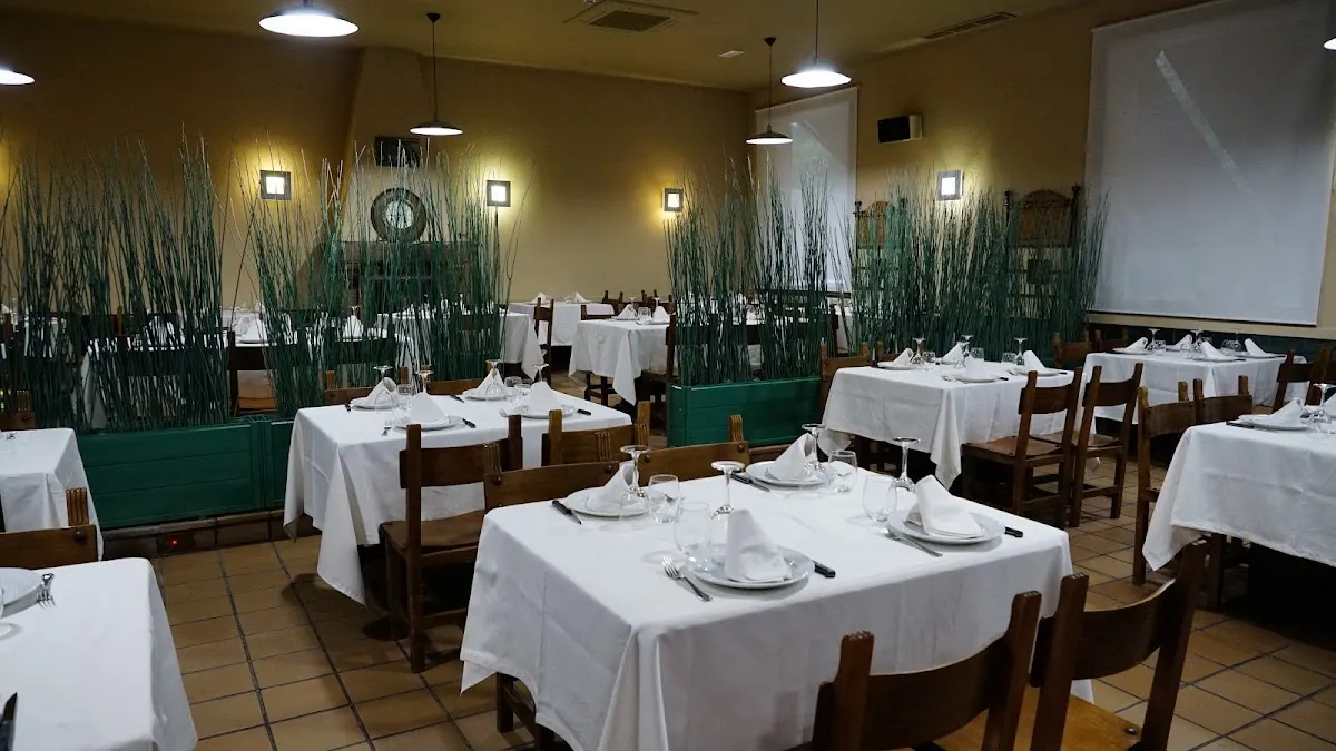 Comedor de Restaurante Katxarro preparado con mesas y manteles blancos
