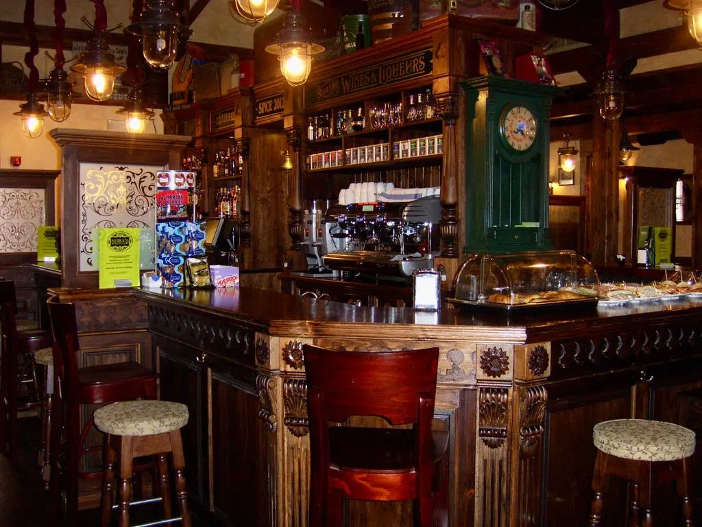 Interior de Keiran Matiena, con barra de madera y decoración de pub irlandés
