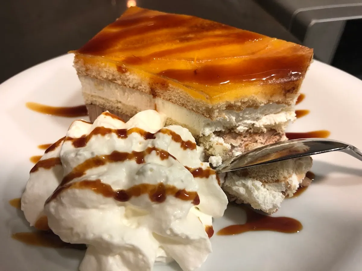 Porción de tarta con nata servida en un plato