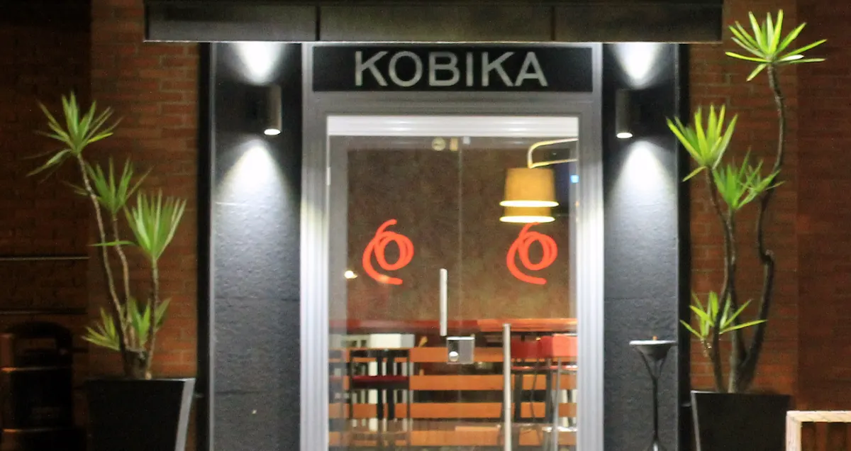 Entrada del Restaurante Kobika Jatetxea en Durango, con el rótulo sobre la puerta