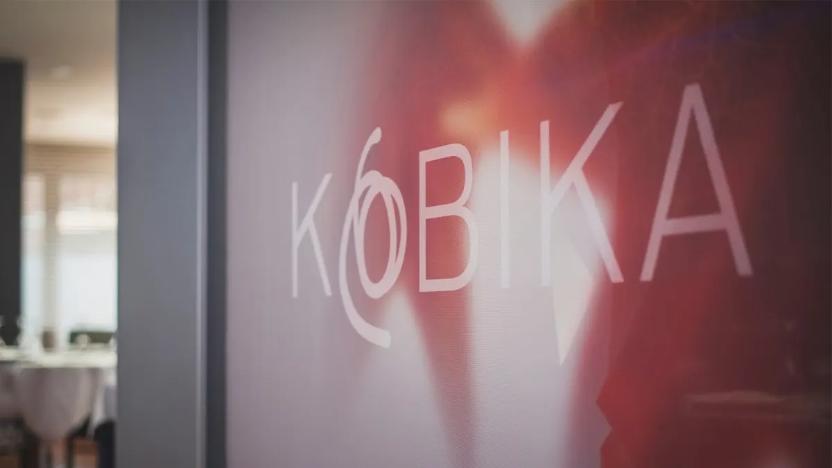 Logotipo de Kobika en el interior del restaurante