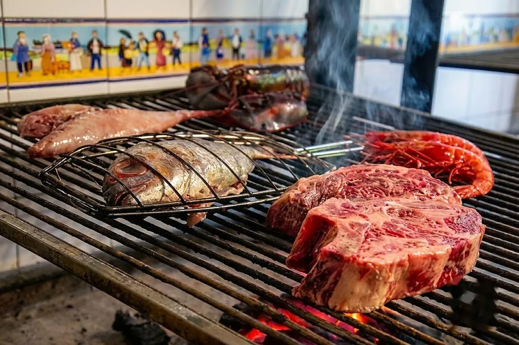 Carnes y pescado cocinándose a la parrilla de Korostondo Jatetxea.