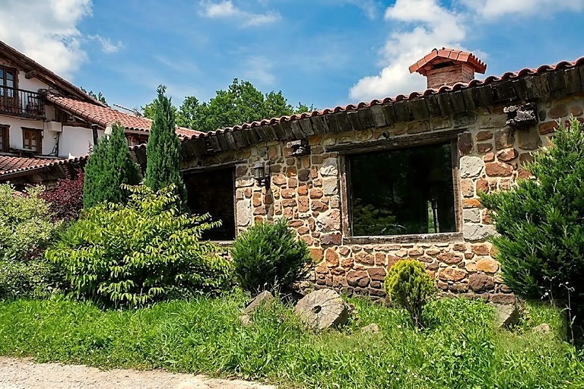 Exterior de piedra del caserío donde se encuentra Korostondo Jatetxea.