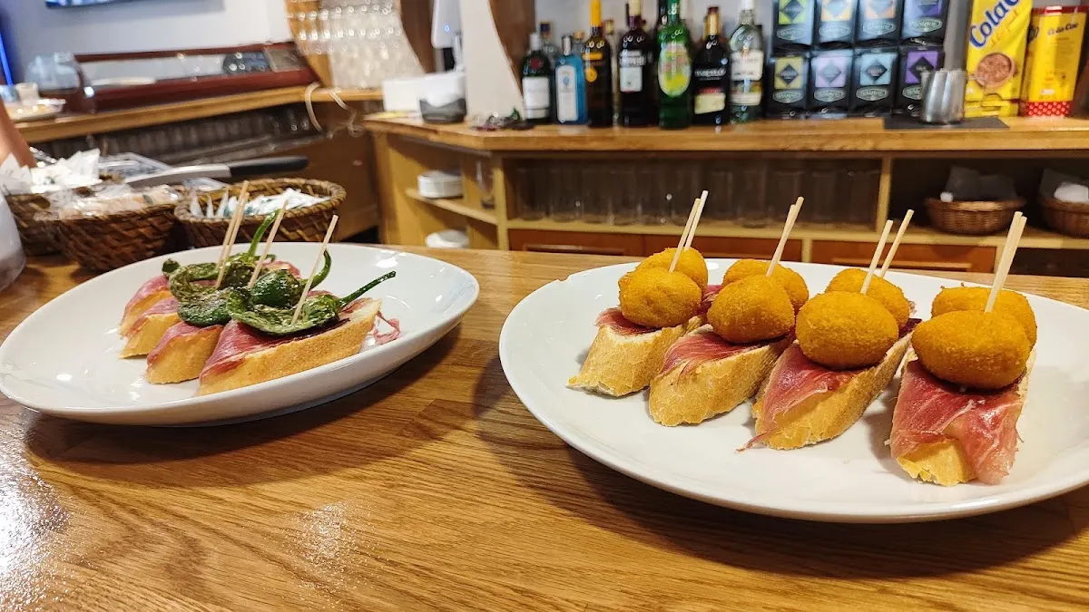 Platos de pintxos servidos en el mostrador de Restaurante La Guipuzcoana
