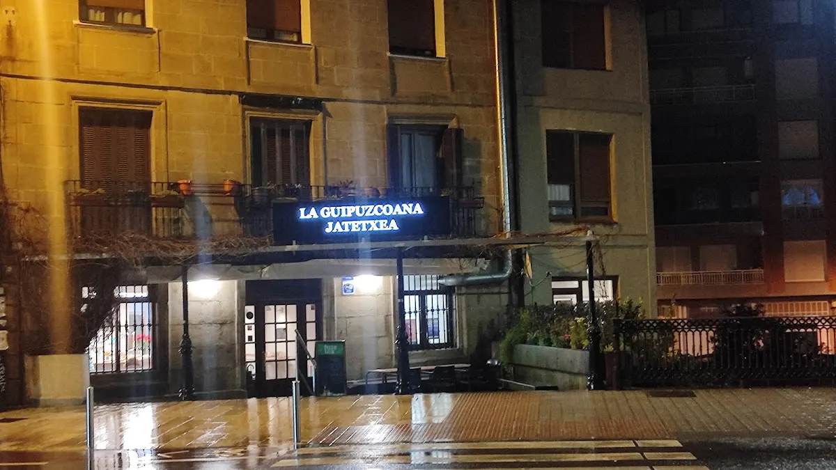 Fachada nocturna de Restaurante La Guipuzcoana en Iurreta