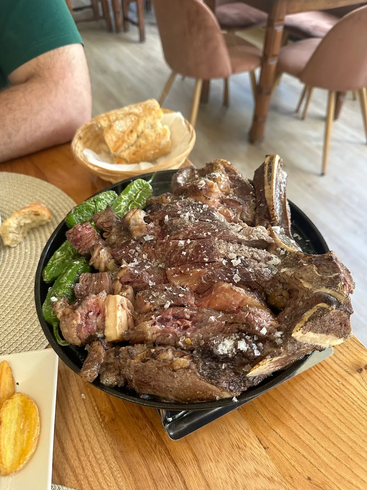 Chuletón y acompañamientos servidos en Restaurante La Guipuzcoana