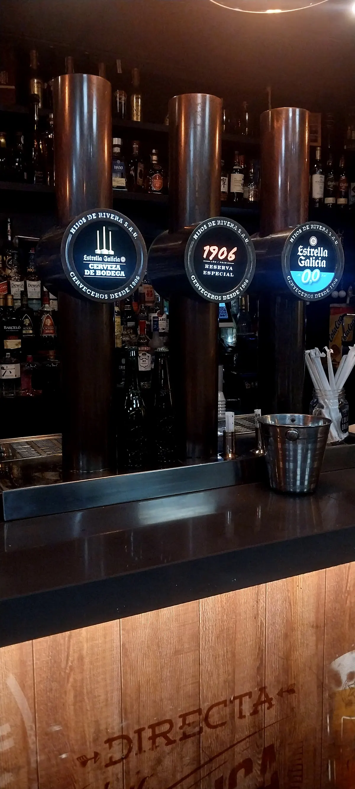 Barra de Lapur Errota con grifos de cerveza.