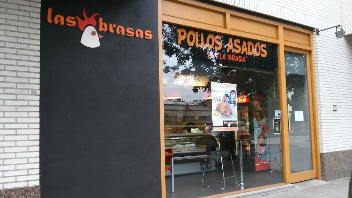 Fachada de Las Brasas, con el rótulo de pollos asados a la brasa