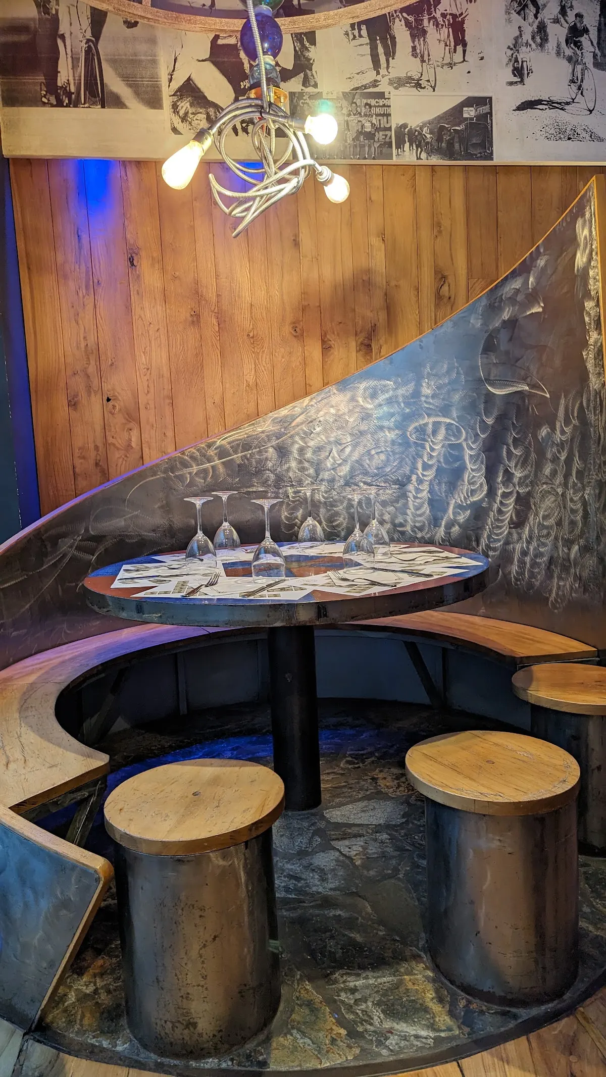 Interior de Restaurante Leaniz con una mesa redonda y bancos
