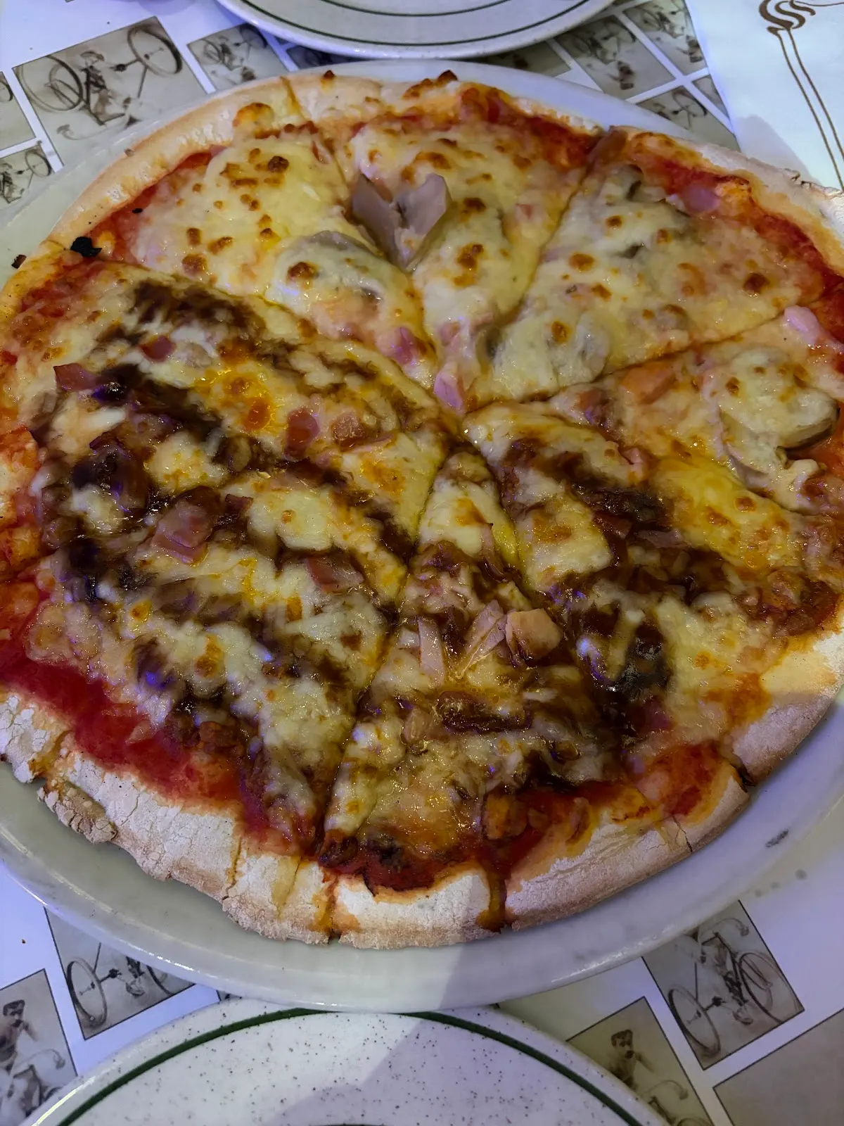 Pizza cortada en porciones servida en un plato