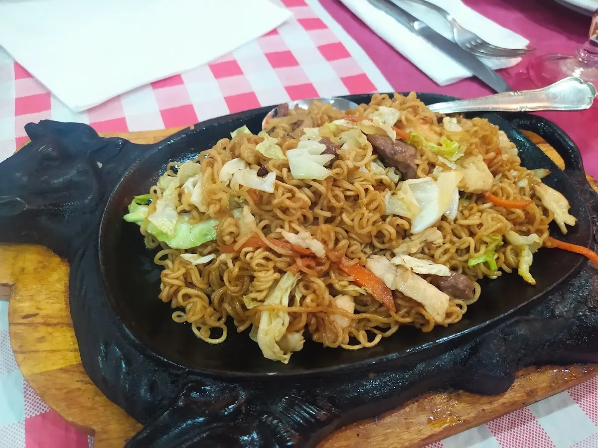 Plato de fideos salteados con verduras y carne en Restaurante Nuevo Siglo