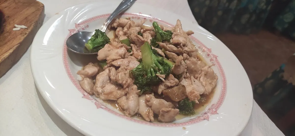 Plato de pollo con verduras en Restaurante Nuevo Siglo