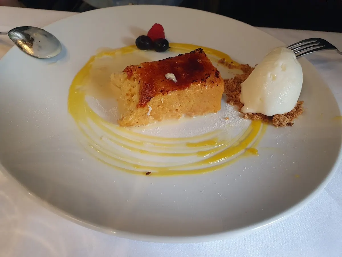 Postre con helado y frutos rojos en Restaurante Olajauregi