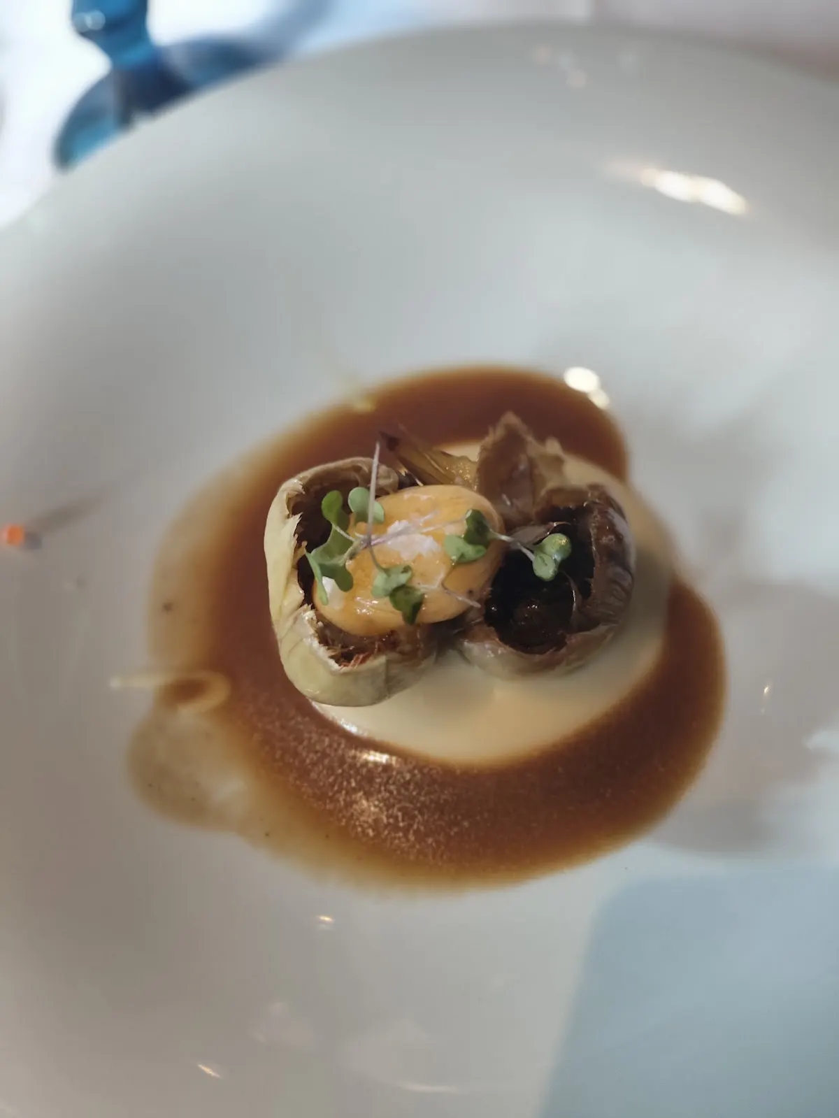 Plato de presentación cuidada con salsa en Restaurante Olajauregi