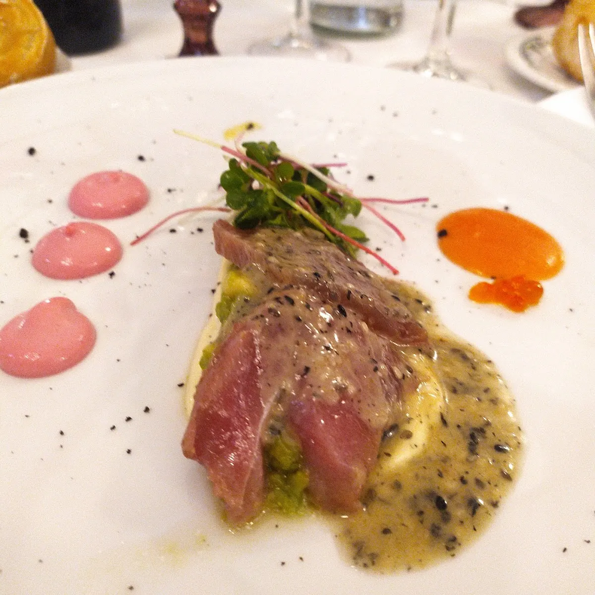 Plato de carne con guarnición y salsas en Restaurante Olajauregi