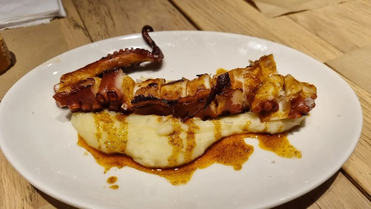 Plato de pulpo sobre una base de puré en Restaurante Txanto.
