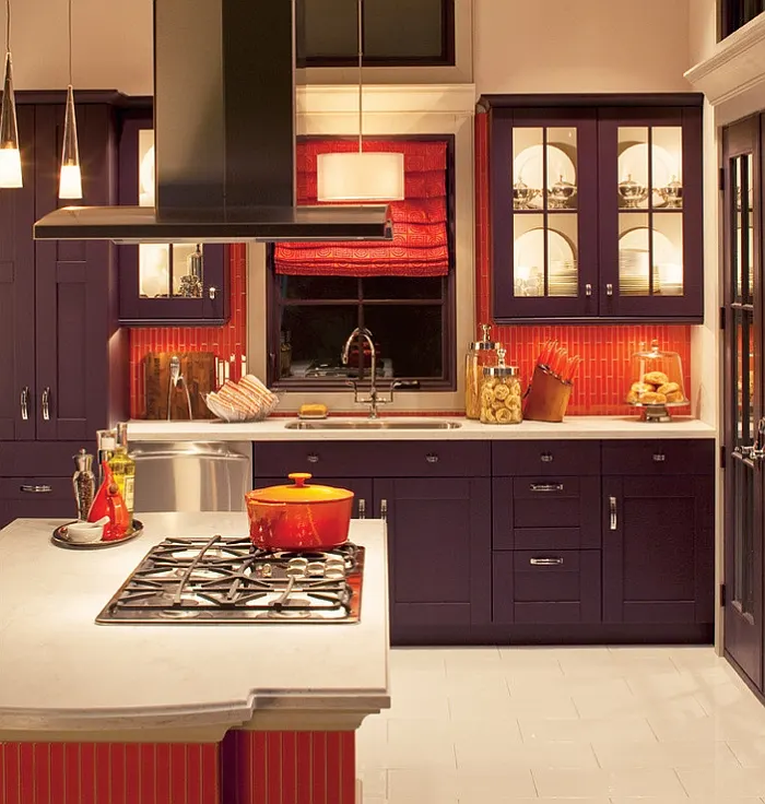 Cocina con muebles oscuros, isla y encimera clara; imagen asociada a Rocha e Hijos.