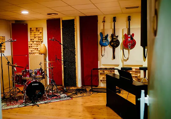 Sala de Rock Izar Eskola con batería, guitarras y equipo musical