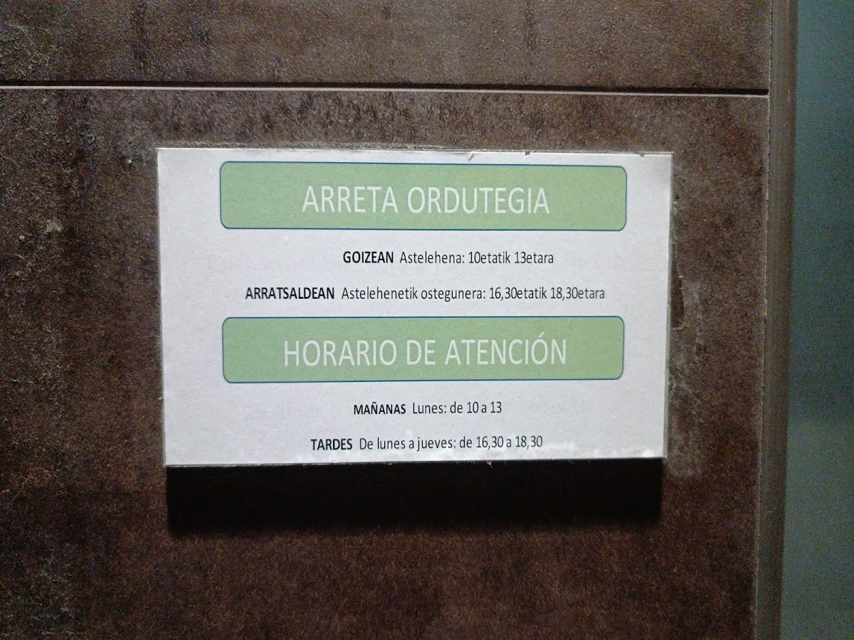 Cartel con el horario de atención de Rock Izar Eskola