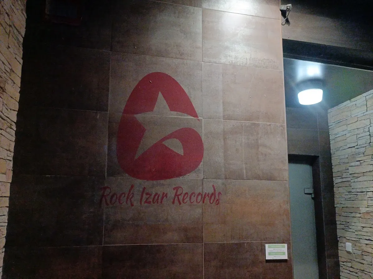 Entrada de Rock Izar Eskola con el logotipo en la pared
