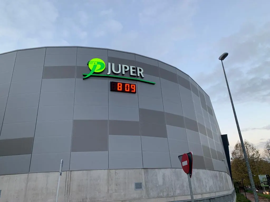 Rótulo de Juper instalado en la fachada de un edificio.
