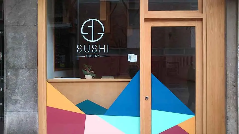 Escaparate de Sushi Gallery con vinilos geométricos de colores.