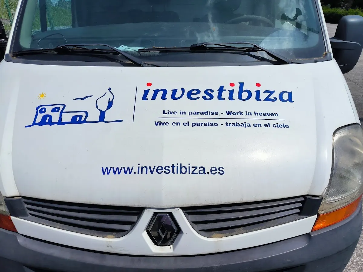 Parte delantera de una furgoneta rotulada con la marca Investibiza.