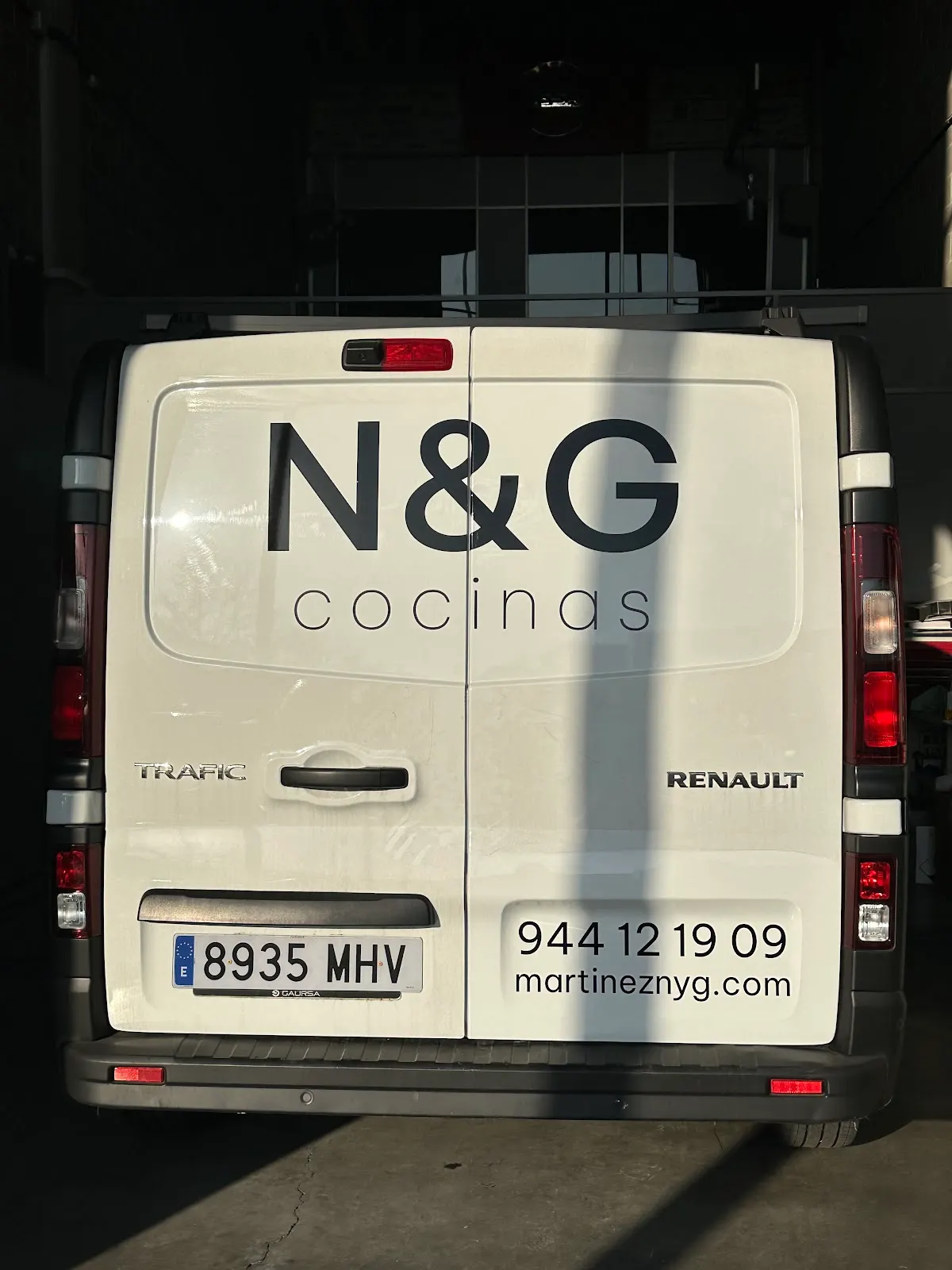 Vista trasera de una furgoneta con la marca N&G Cocinas.