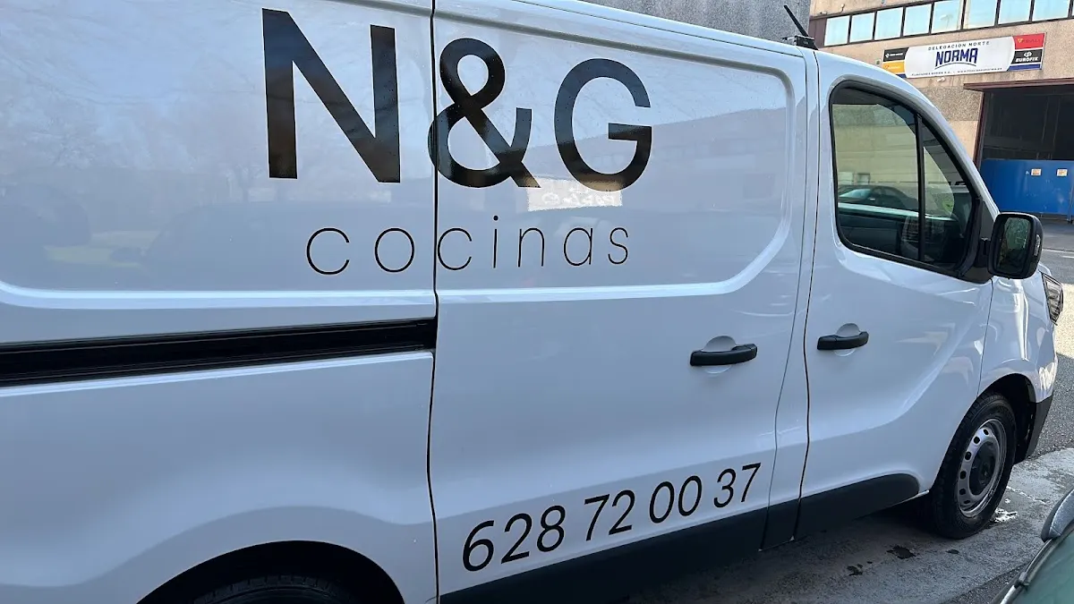 Furgoneta blanca con rotulación lateral de N&G Cocinas.