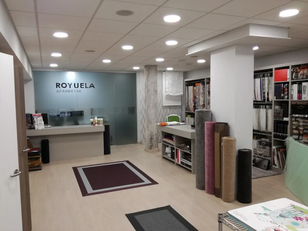 Interior de Royuela Apainketak, con mostrador y muestras de materiales para el hogar.