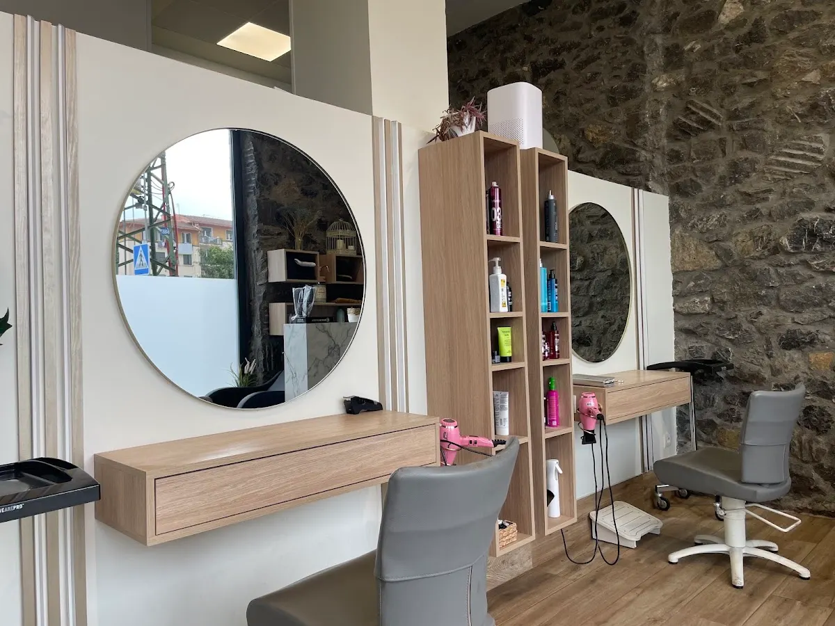 Puestos de peluquería con espejos y sillones en Grace & Erika Estilistas.