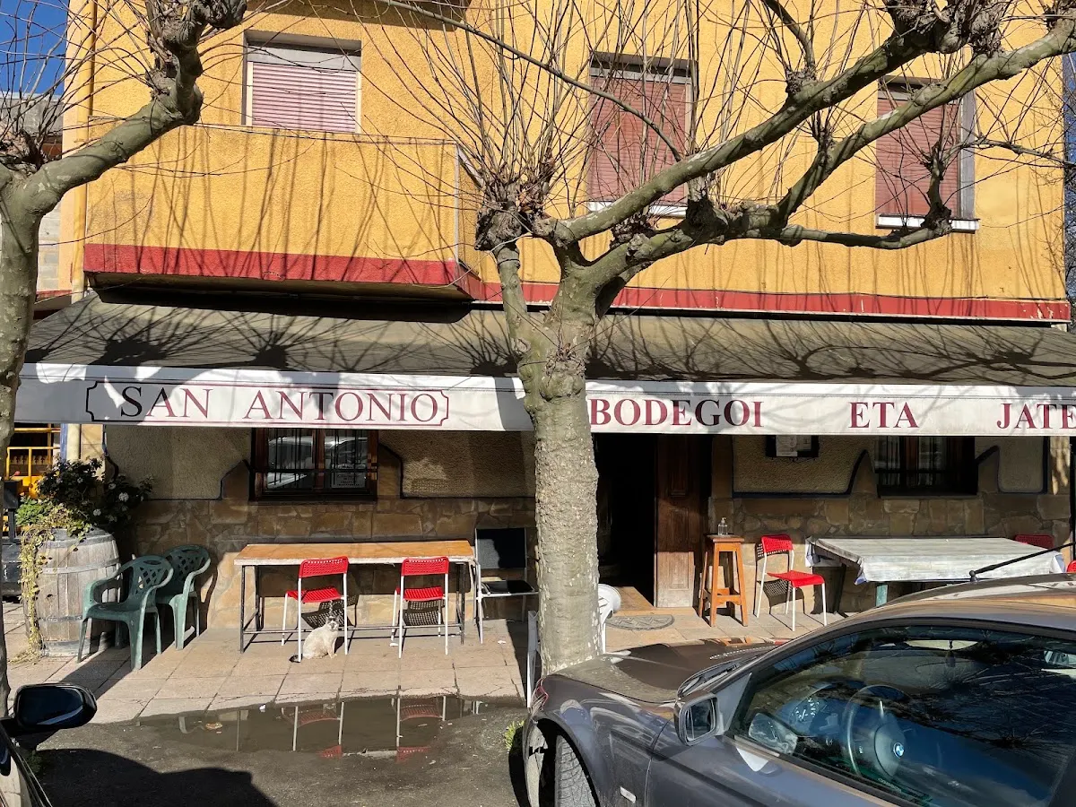 Exterior de San Antonio Bodegoi Eta Jatetxea, con mesas en la terraza