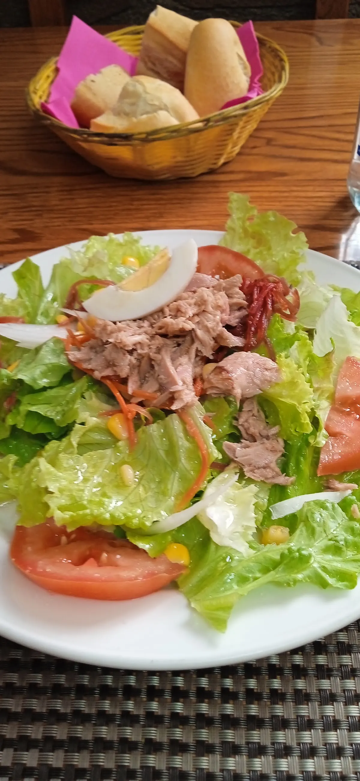 Ensalada servida en San Antonio Bodegoi Eta Jatetxea
