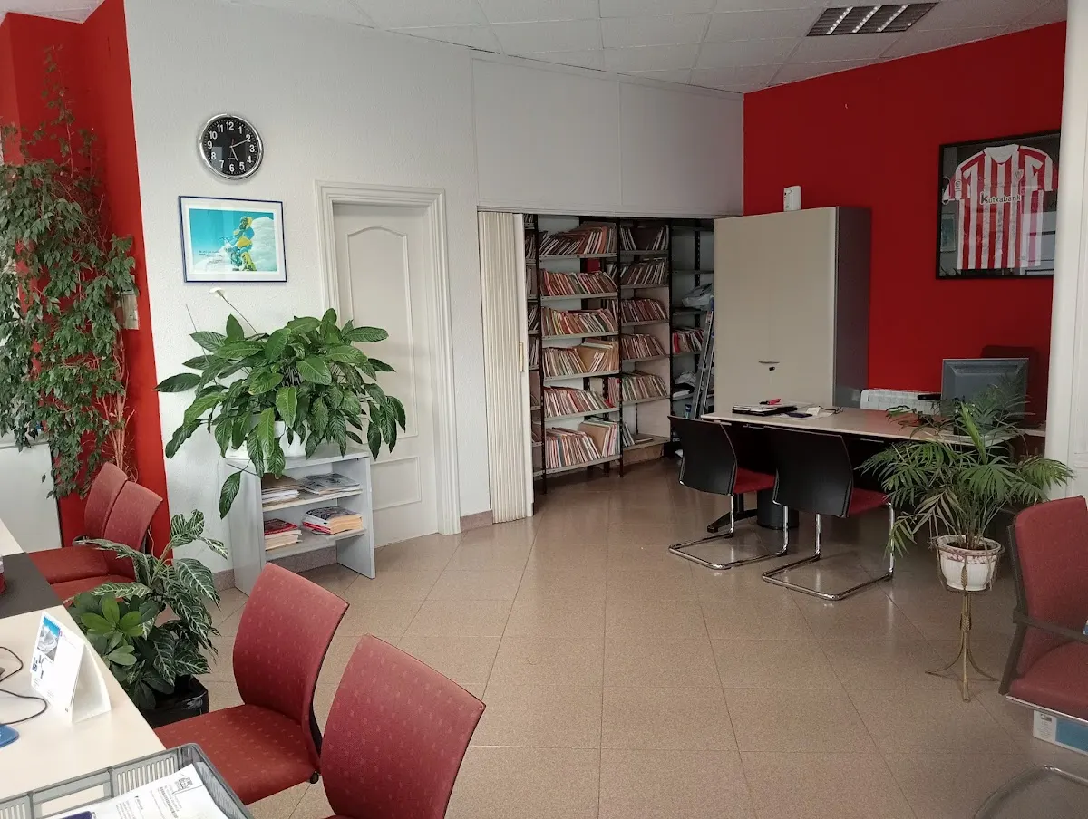 Interior de la oficina de Seguros Garamendi con mesas de atención