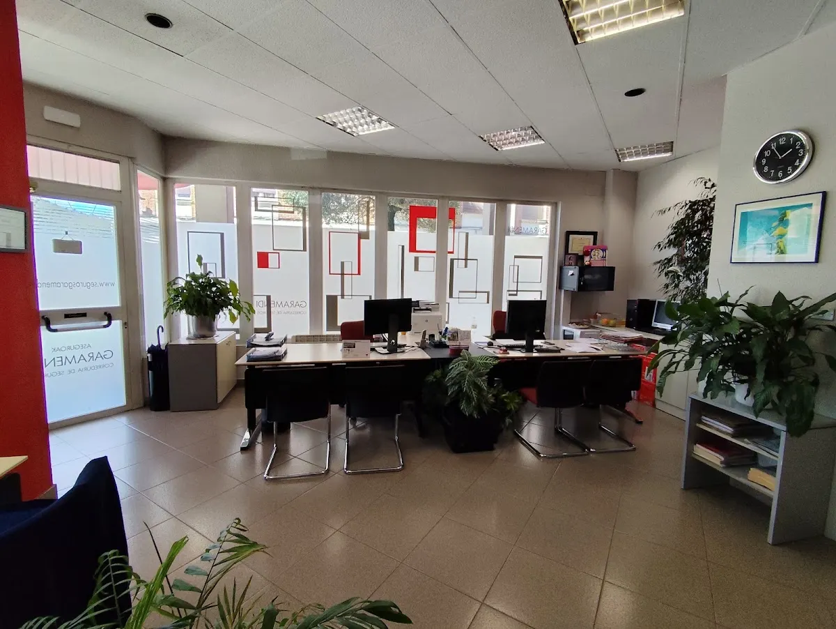 Zona de trabajo y atención al público de Seguros Garamendi