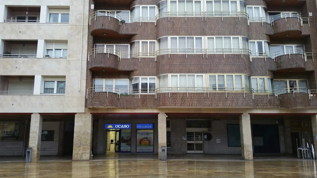 Fachada del edificio donde se encuentra la oficina de Seguros Ocaso en Durango.