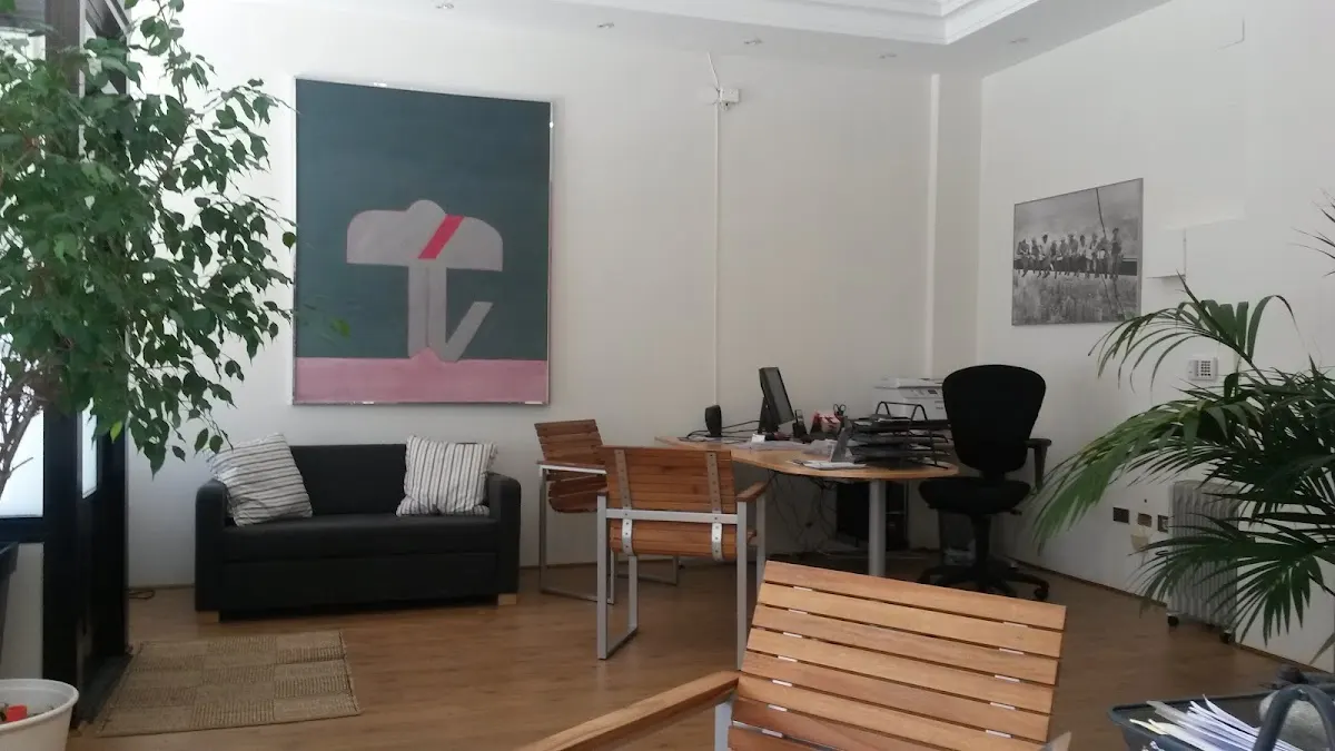 Interior de la oficina de Seguros y Servicios Amorebieta 2012, SL, con zona de atención y escritorios.