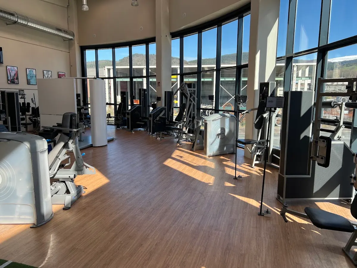 Sala de entrenamiento de SeiFitness Lab con máquinas y grandes ventanales.