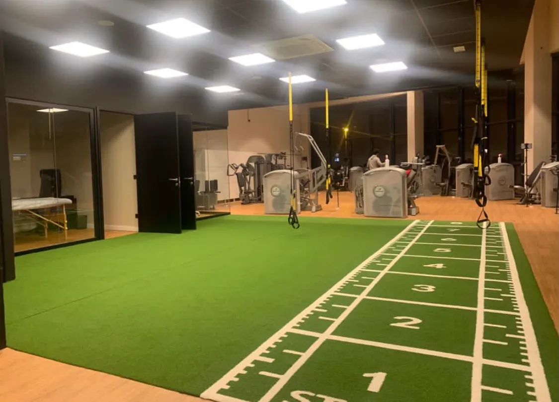 Zona de entrenamiento funcional de SeiFitness Lab con pista de césped artificial.
