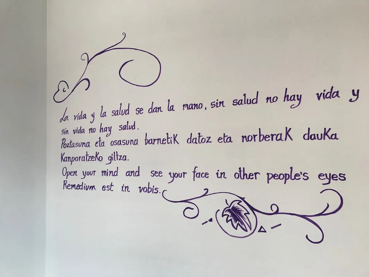 Texto decorativo en una pared del centro Sendatze fisioterapia & pilates