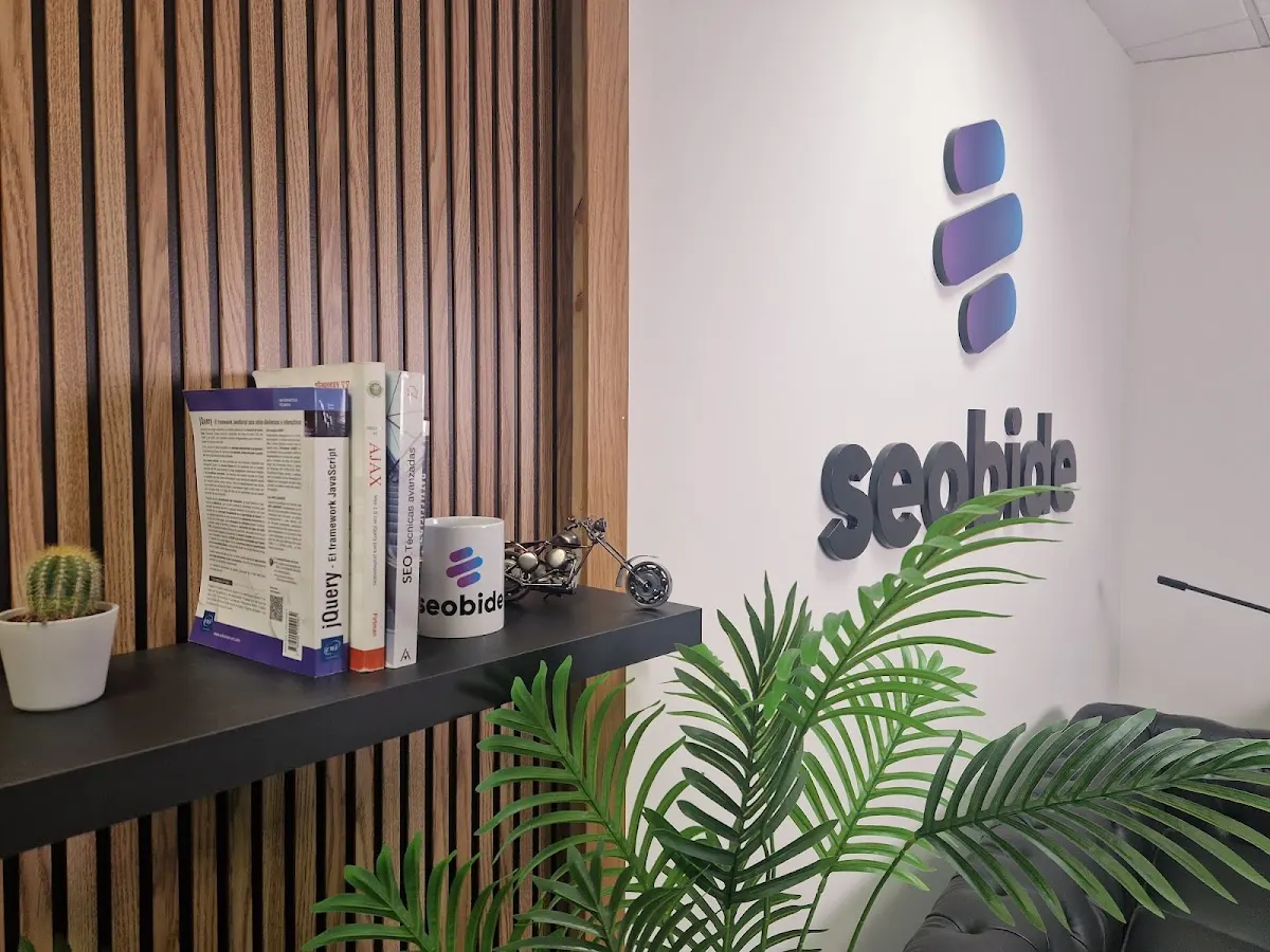 Recepción de Seobide con estantería, libros y plantas